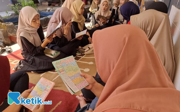 Thumbnail Berita - Bersama Mahasiswa PKL, WBP Wanita Rutan Situbondo Gelar Khotmil Qur’an