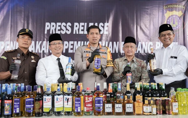 Thumbnail Didukung Pemkab, Jajaran Polresta Sleman Musnahkan Ribuan Botol Miras Ilegal