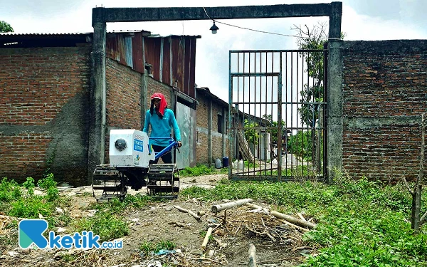 Thumbnail Seorang anggota Kelompok Tani Tulodo Markayo Desa Tlogoweru, Sunari, keluar basecamp sambil mendorong traktor listrik menuju bedengan—sawah berukuran sempit—di Desa Tlogoweru, Kecamatan Guntur, Kabupaten Demak, Jawa Tengah. Traktor listrik yang merupakan modifikasi PLN dari traktor mesin diesel bertenaga 6,5 PK ini cocok digunakan untuk membajak lahan kering sejenis bedengan. (Foto: Achmad Fazeri/Ketik.co.id)