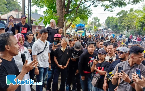 Thumbnail Ribuan Warga Blitar Gelar Aksi di Depan KPU dan Bawaslu Tuntut Netralitas Pilkada 2024