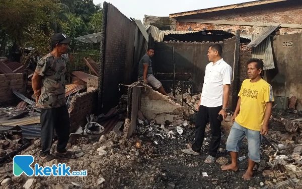 Thumbnail Tiga Unit Rumah di Babahrot Terbakar, Cawabup Abdya Yusran Salurkan Bantuan