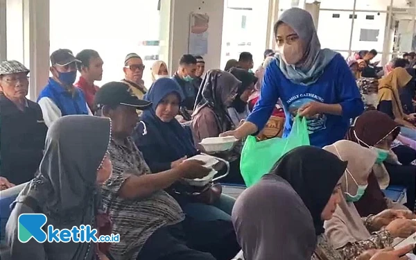 Thumbnail Berita - Tebar Berkah di Hari Jumat, Pasien RSUD dr. Darsono Pacitan Dapat Kuliner Cuma-cuma