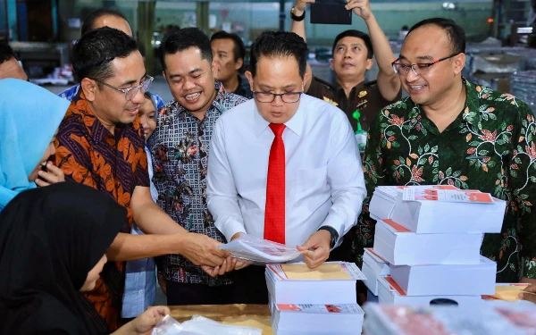 Thumbnail Pj Gubernur Jatim Datangi Percetakan Surat Suara untuk Pilkada 2024