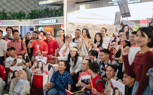 Thumbnail Mendapat dukungan tulus dari pageant lovers, Puteri Indonesia Lingkungan 2024, Sophie Kirana foto bersama sebelum berangkat menuju ajang Miss International 2024 di Jepang (26/10/2024) (Foto: Sophie for Ketik.co.id)