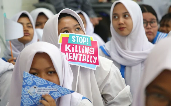 Thumbnail Berita - Perangi Bullying di Sekolah, Satpol PP Surabaya Kunjungi SMP Barunawati