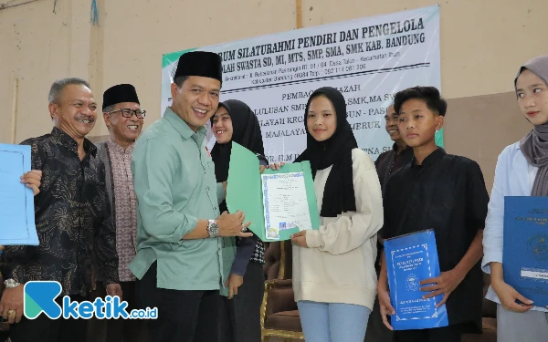 Thumbnail Berita - Cabup Bandung Dadang Supriatna Bagikan 2.700 Ijazah Pelajar yang Tertahan Pihak Sekolah Swasta