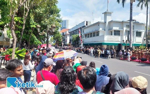 Thumbnail Ribuan masyarakat memadati jalan Tunjungan, Surabaya. (Foto: Husni Habib/Ketik.co.id)