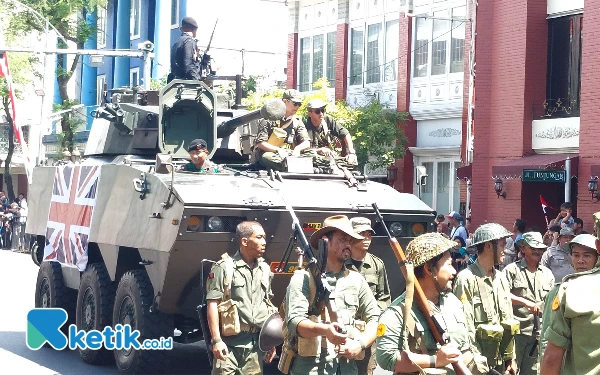 Thumbnail Kendaraan tempurnjuga turut memeriahkan Parade Surabaya Juang. (Foto: Husni Habib/Ketik.co.id)