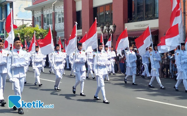 Thumbnail Rombongan paskibraka pembawa bendera merah putih menyemarakkan perhelatan Parade Surabaya Juang. (Foto: Husni Habib/Ketik.co.id)