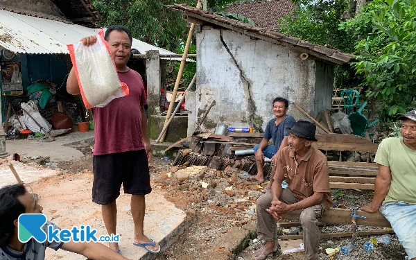 Bantuan Kemanusiaan Paslon Rijanto-Beky Dipermasalahkan, Warga Blitar Berang