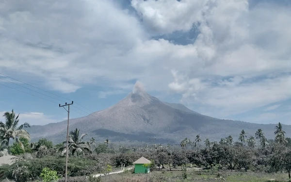 Thumbnail Berita - Gunung Lewotobi Laki-laki Erupsi Kembali, Tinggi Letusan Mencapai 300 Meter