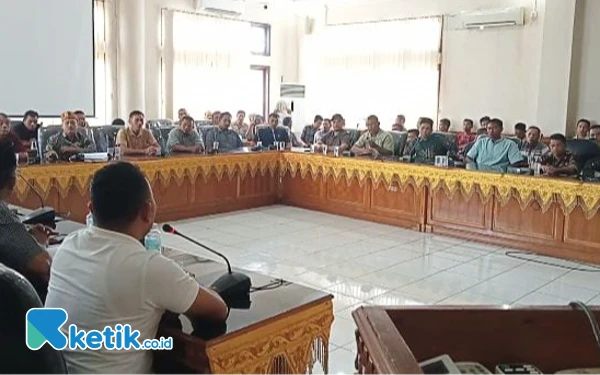 Thumbnail Berita - Puluhan Warga Datangi Gedung DPRK Aceh Barat, Bahas Janji Kebun Plasma