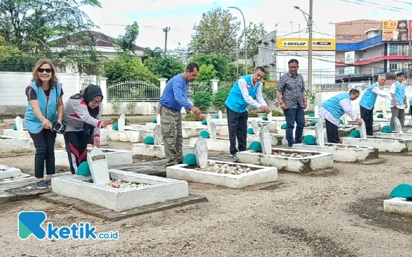 Thumbnail Berita - Kenang Jasa Pahlawan, Paramita Foundation Tabur Bunga dan Doa di TMP Rantauprapat