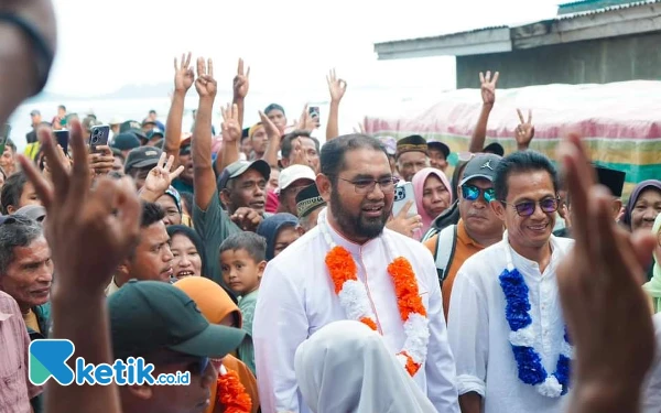 Thumbnail Antusias warga masyarakat Desa Laluin Kecamatan Kayoa Selatan dan sekitarnya saat menjemput Pasangan Calon Bupati dan Wakil Bupati Halmahera Selatan Hasan Ali Bassam Kasuba dan Helmi Umar Muchsin (Foto Mursal Bahtiar) Jumat, 8 November 2024