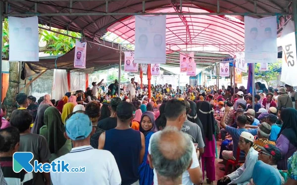 Thumbnail Kepadatan massa Kampanye. Massa sebagian duduk di berlantai tanah dan massa lainnya harus berdiri. Sebagai bukti antusias dan solidaritas untuk mendukung Bassam-Helmi. (Foto Mursal Bahtiar) Jumat 8 November 2024