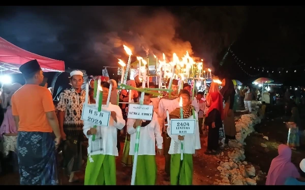 Thumbnail Berita - Puncak Resolusi Jihad, PR Ansor dan PR IPNU Lenteng Barat Gelar Lomba Pawai Obor Bersholawat