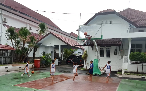 Thumbnail Berita - Halaman Rumah Dinas Sekda Lumajang Bebas untuk Latihan Basket, Kok Bisa?