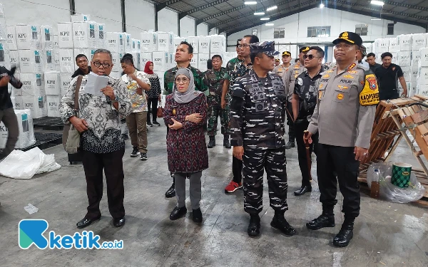 Thumbnail Berita - Tinjau Gudang KPU, Pjs Wali Kota Surabaya Fokus pada Kenyamanan Pekerja dan Keamanan Logistik