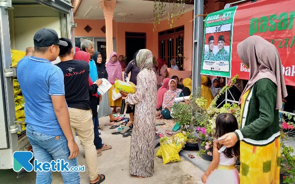 Thumbnail Berita - Relawan Banteng Berbakti Bantu Masyarakat Pamekasan Melalui Pasar Murah