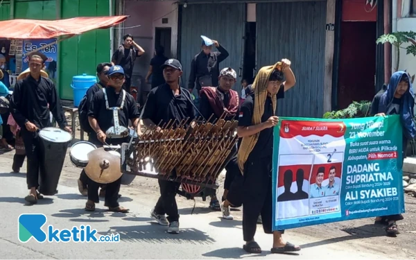 Thumbnail Berita - Para Seniman Gelar Pertunjukan Jalanan Siap Sukseskan Kemenangan Dadang Supriatna-Ali Syakieb di Pilbup Bandung