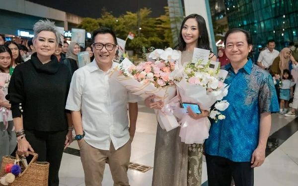 Thumbnail Sophie Kirana, RU 4 Miss International 2024 ditemani Mega Angkasa selaku Direktur PT. Mustika Ratu Entertainment sekaligus Head of Communications PT. Mustika Ratu TBK & Yayasan Puteri Indonesia beserta tim (Foto: Official Puteri Indonesia)