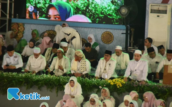 Thumbnail Tampak hadir pula para Kiai dan Ulama besar dari berbagai wilayah Jawa Timur dalam acara Doa bersama dan Istighotsah akbar untuk Kemenangan Khofifah-Emil di Pilgub Jatim 2024 di Jatim Expo Jl A Yani Surabaya, Sabtu (23/11/2024) ini. (Foto: Khaesar/Ketik.co.id)