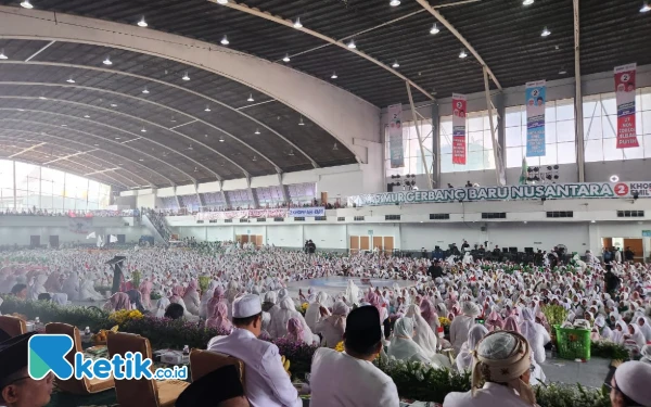 Thumbnail Puluhan ribu masyarakat yang hadir dalam acara Dzikir, Sholawat dan Doa Bersama Menyambut Kemenangan Pasangan Calon Gubernur Jawa Timur nomor urut 02 Khofifah-Emil ini datang dari berbagai daerah di Jatim. Acara berlangsung di Jatim Expo Surabaya, Sabtu 23 November 2024. (Foto: Naufal A/Ketik.co.id)