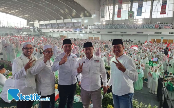 Thumbnail Ketua Tim Pemenangan Khofifah-Emil, Boedi Prijo Soeprajitno (dua dari kanan) berfoto Bersama di lokasi acara Dzikir, Sholawat dan Doa Bersama Menyambut Kemenangan Pasangan Calon Gubernur Jawa Timur nomor urut 02 Khofifah-Emil di Jatim Expo Surabaya, Sabtu 23 November 2024. (Foto: Naufal A/Ketik.co.id)