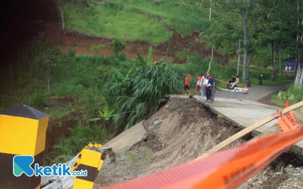 Thumbnail Berita - Diguyur Hujan Berhari-hari, Longsor Timbun Jalur Vital Tulungagung-Trenggalek