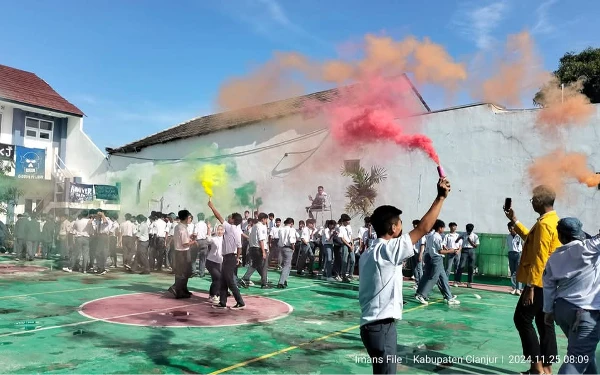 Thumbnail Berita - [Berita Foto] Peringatan Hari Guru Nasional, PGRI Cianjur Gelar Upacara hingga Potong Kue