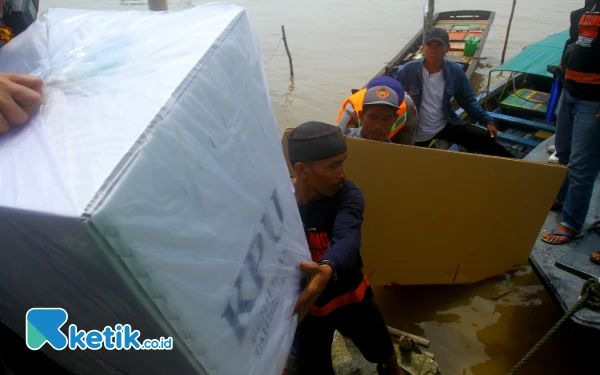 Thumbnail Petugas Ditpolairud Polda Sumsel saat mendistribusikan logistik Pemilihan kepala Derah (Pilkada) Serentak 2024 di daerah perairan Kota Palembang, Selasa 26 November 2024. Pendistribusian logistik Pilkada pemilihan Wali Kota dan Wakil Wali Kota Palembang dan pemilihan Gubernur dan Wakil Gubernur Sumsel dilakukan ke 9 Tempat Pemungutan Suara (TPS) yang berada di perairan Kecamatan Gandus, Kertapati, dan Satu Ilir Kota Palembang. Wahyu Rahmanto/Ketik.co.id