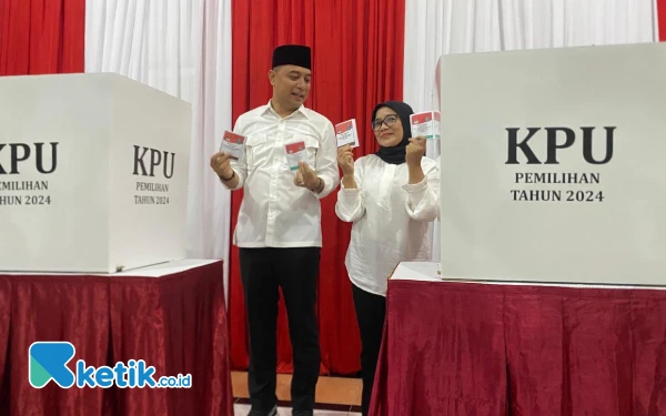 Nyoblos di TPS 04 Karah, Eri Cahyadi Ajak Warga Surabaya Guyub Rukun Usai Pilkada