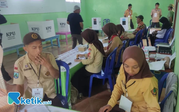 Unik, KPPS Pilkada di Pacitan Layani Pemilih Pakai Kostum Pramuka