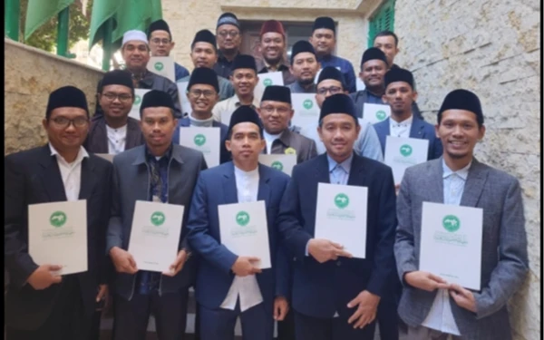 Thumbnail Kiai Badrus Sholeh ( paling kanan )  bersama 19 penerima beasiswa Dana Abadi Pesantren  se Indonesia ( foto : Ra Edu for KETIK.co.id )