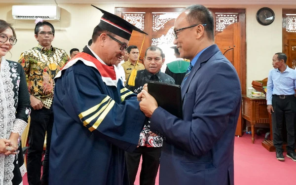 Thumbnail Berita - Bahas Inovasi Kepemimpinan Digital, Sekdaprov Sulsel Raih Gelar Doktor dengan Predikat Cumlaude