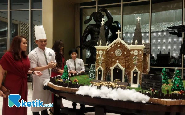 Thumbnail Berita - Jelang Natal, Hotel Ciputra World Surabaya Pamerkan Miniatur Gereja dari Cokelat