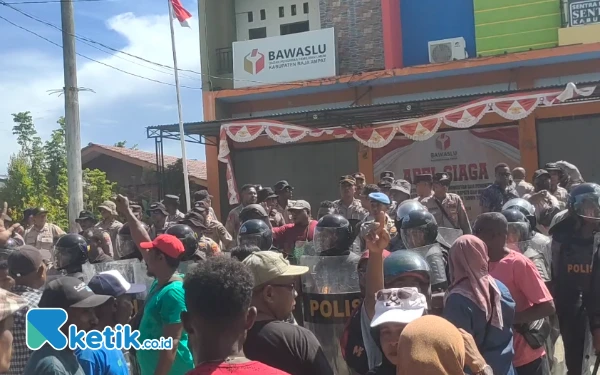 Thumbnail Berita - Buntut Kasus Sekda Raja Ampat, Kantor Bawaslu Digeruduk Massa