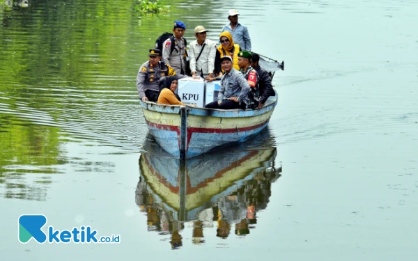 Thumbnail Berita - [Berita Foto] Insan Pers Ikut Kawal Distribusi Logistik Pilkada Serentak 2024