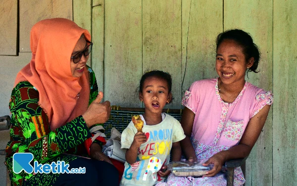 Thumbnail Kader Posyandu Puskesmas Wirosari 1, Murtasiyah, mendistribusikan kudapan program PMT Puskesmas Wirosari 1 kepada balita BGM atau stunting di Dusun Keliling, Kelurahan Kunden, Kecamatan Wirosari, Kabupaten Grobogan, Kamis, 5 September 2024. Program PMT untuk Balita BGM atau stunting akan dilaksanakan selama 30 hari berturut-turut dan 120 hari untuk ibu hamil KEK. (Foto: Achmad Fazeri/Ketik.co.id)