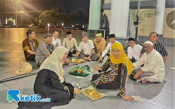 H-1, Khofifah Sahur Nasgor Bungkus Sambil Gladi Bedug Takbiran di Al-Akbar Surabaya