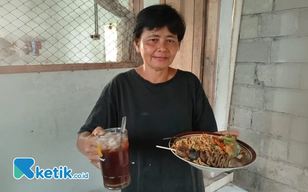 Thumbnail Makan Hemat di Warung Prasmanan Mak Widiyono Pacitan, Rp8.000 Porsi Kuli!