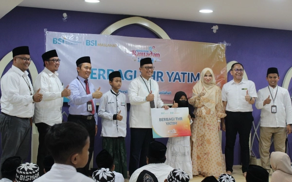 Thumbnail BSI Region VIII Berikan Baju Baru untuk 100 Anak Yatim Surabaya