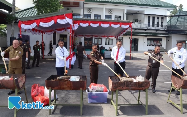 Thumbnail Berita - Kejari Kabupaten Malang Musnahkan Barang Bukti 3 Kilogram Ganja