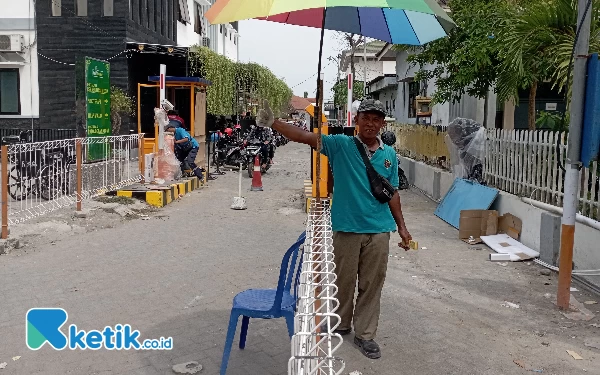 Thumbnail Berita - Ketekunan Jukir RSUD Jombang Ainul Fuat, Malam Jadi Pemungut Sampah, Setahun lagi Putrinya Lulus Sarjana ITS