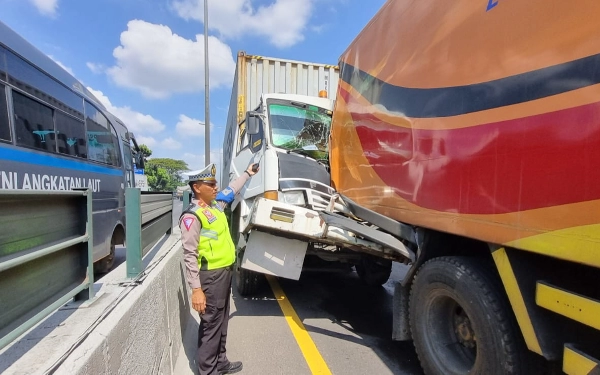 Thumbnail Rem Blong, Truk Trailer Tabrak Enam Mobil di Tol Satelit