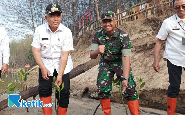 Thumbnail Berita - Jaga Ekosistem Pesisir Selatan, Bupati Malang Tanam Mangrove dan Lepas Tukik