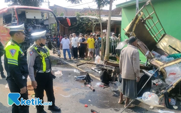 Thumbnail Berita - Bus Seruduk Dua Kendaraan hingga Rumah di Singosari, Korban Satu Orang Tewas