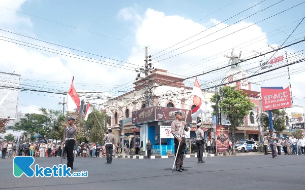 Thumbnail Detik-detik Proklamasi di Kepanjen, Polres Malang Ajak Pengguna Jalan Berhenti Sejenak