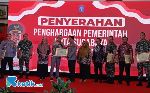 7 Tokoh Ini Dapat Penghargaan dari Eri Cahyadi karena Kontribusinya untuk Kota Surabaya