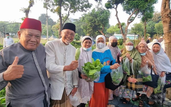 Thumbnail Berita - Jumat Berkah, Majelis Tartil Subuh Panen Sayur di Urban Farming Masjid Al-Akbar Surabaya